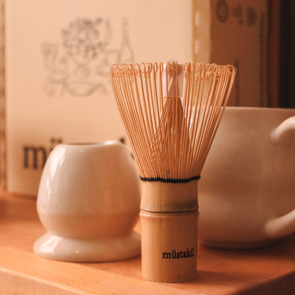 El yapımı stoneware kupanın içinde duran matcha bambu whisk