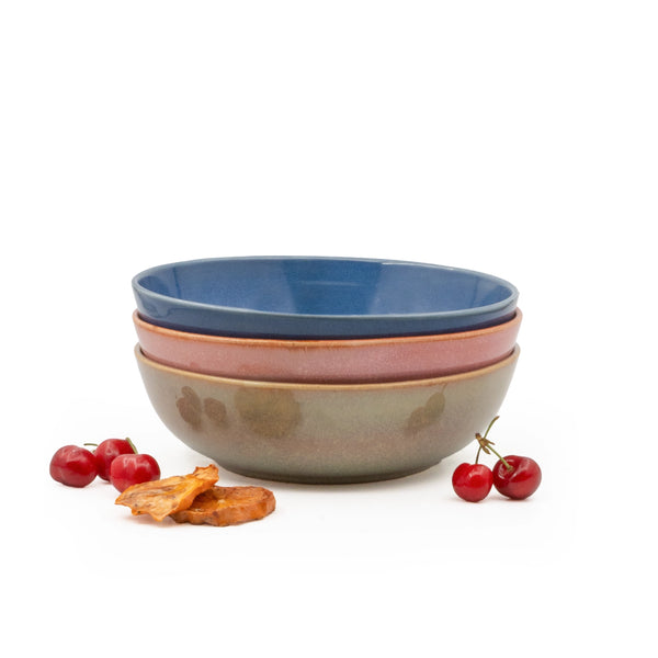 Bahçe Üçlüsü yayvan bowl seti — Sayfi Mavi, Gonca Pembe ve Müdavim Yeşil üst üste yığılı, el yapımı stoneware