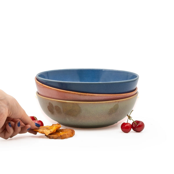 Bahçe Üçlüsü'nün üç rengi üst üste — açık tonlarda yayvan bowl seti