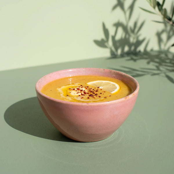 Gonca Pembe stoneware çorba kasesinde mercimek çorbası, limon ve pul biberle renk:Gonca Pembe