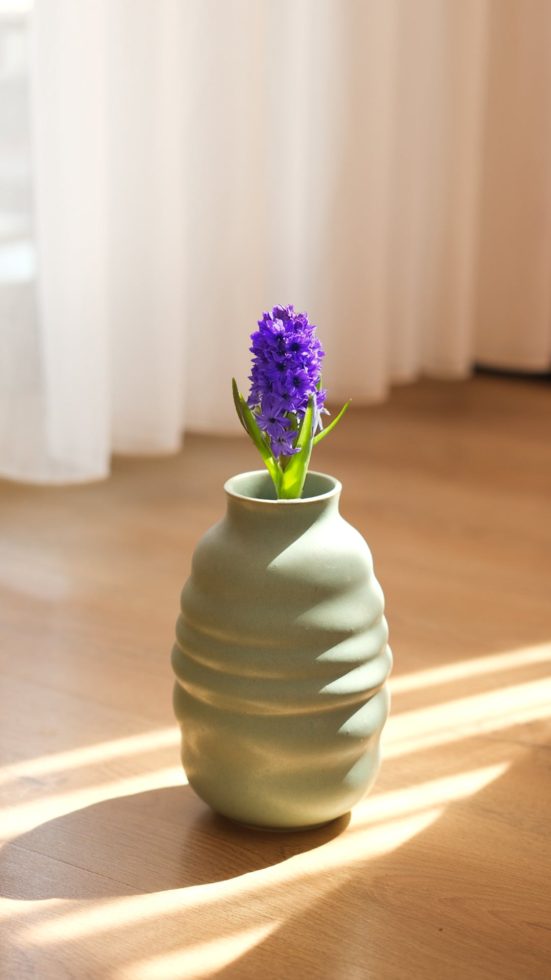 El yapımı stoneware bombeli vazo, su yeşili