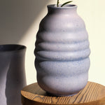 El yapımı stoneware bombeli vazo, mor