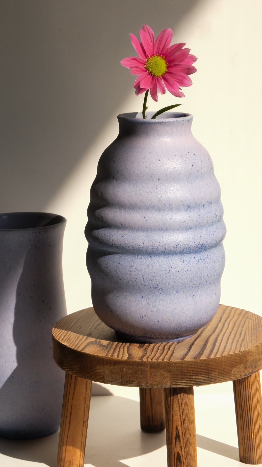 El yapımı stoneware bombeli vazo, mor