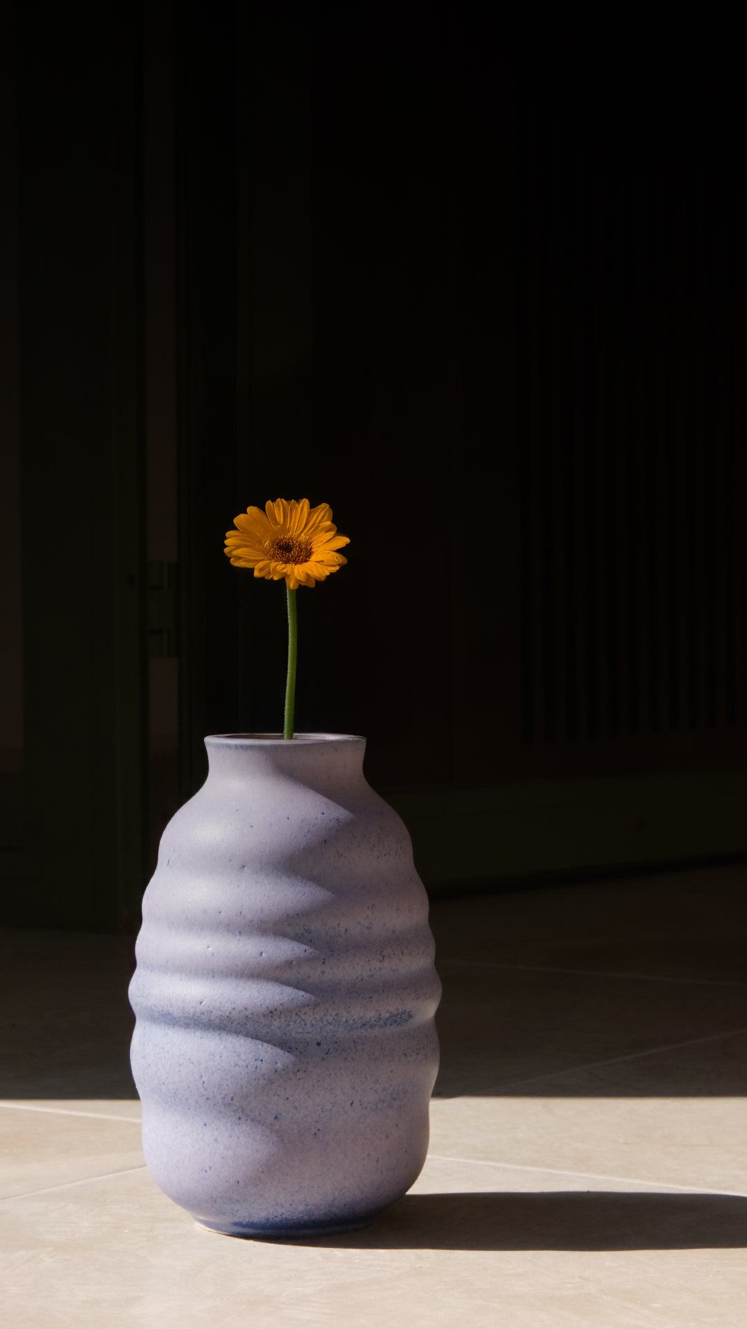 El yapımı stoneware bombeli vazo, mor