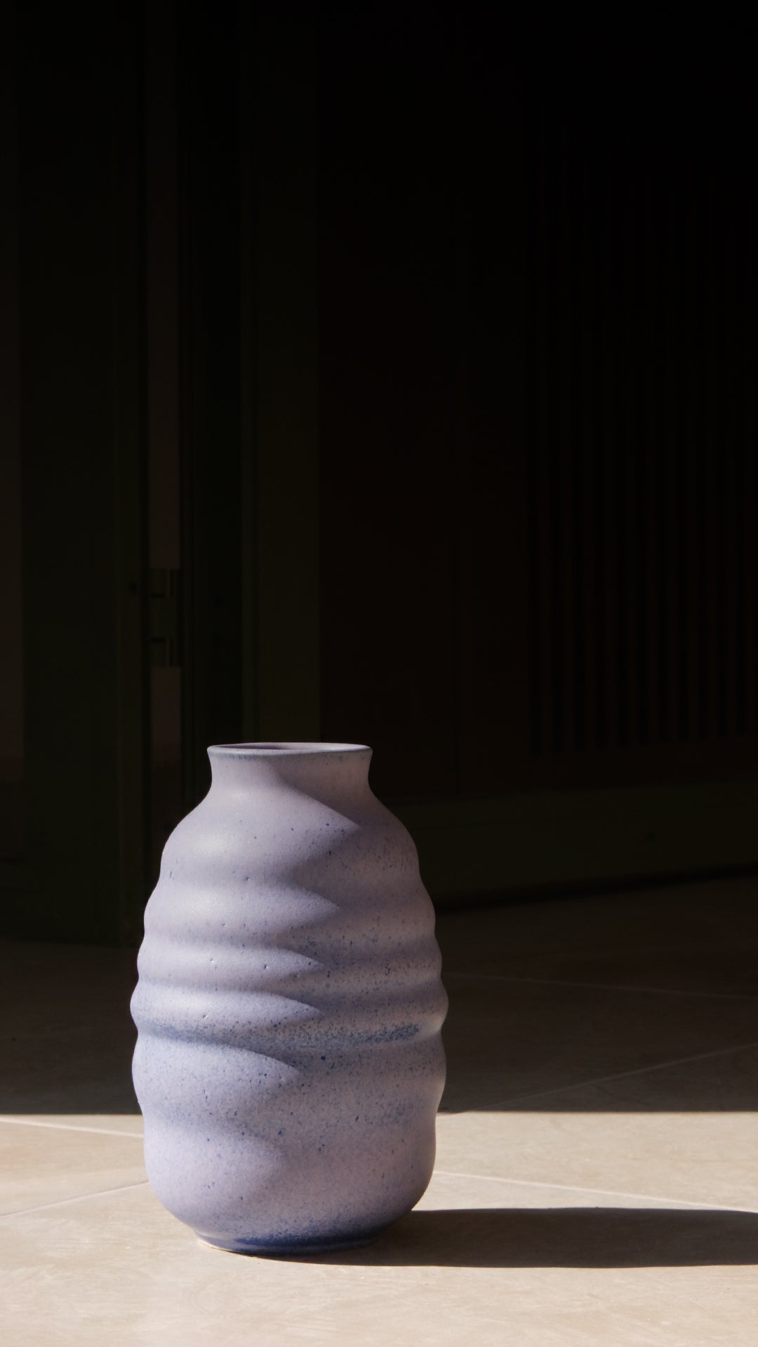 El yapımı stoneware bombeli vazo, mor