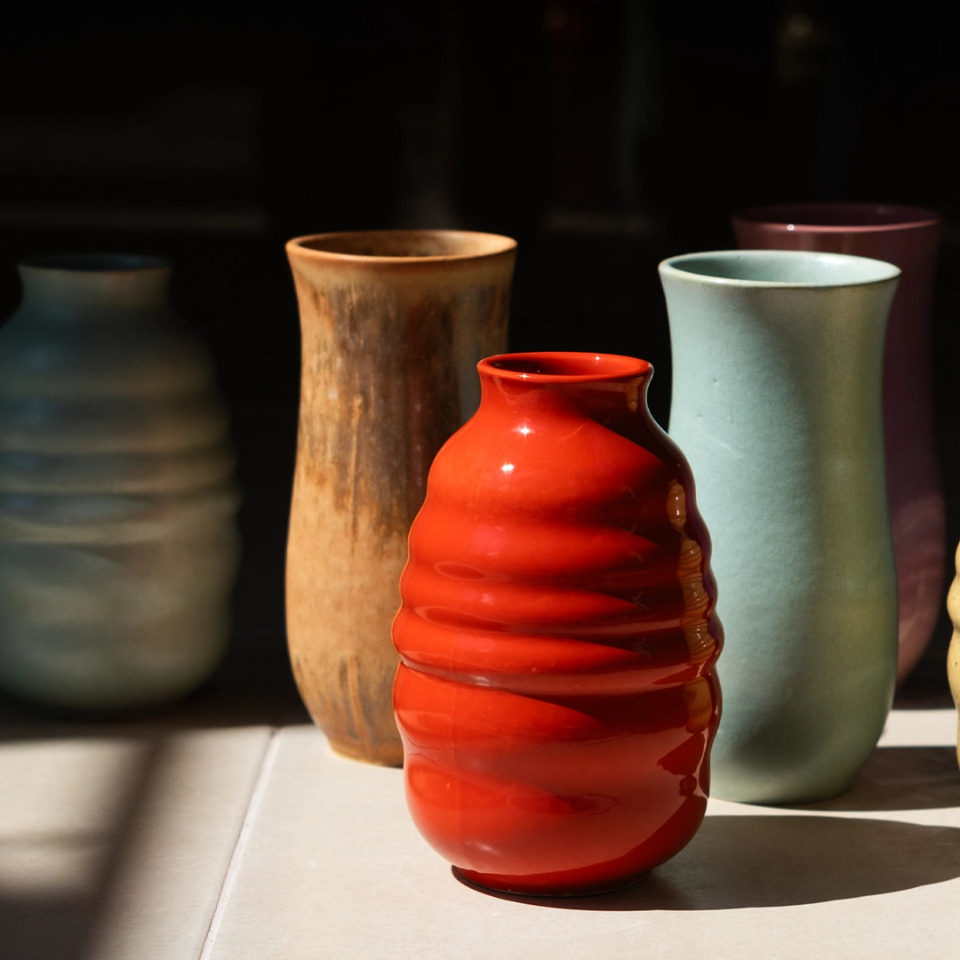 El yapımı stoneware bombeli vazo, mercan