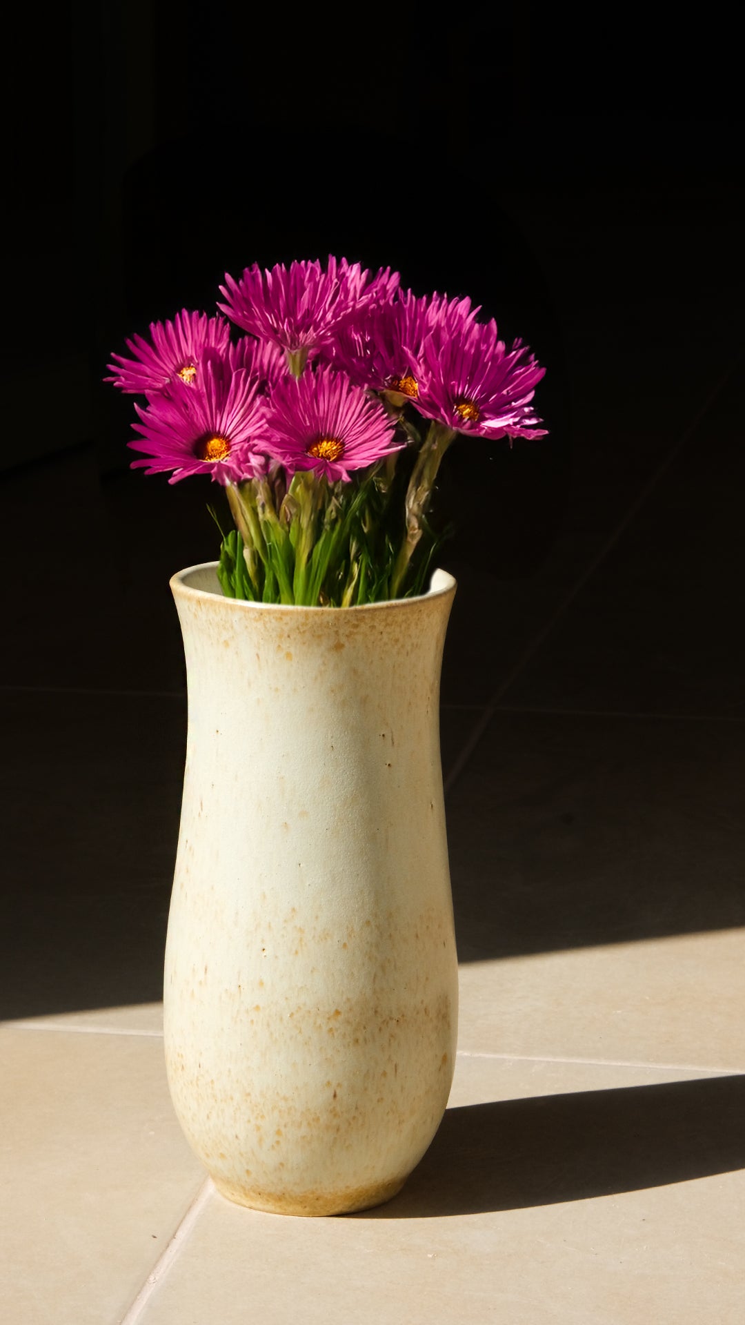 El yapımı stoneware sütun vazo, krem