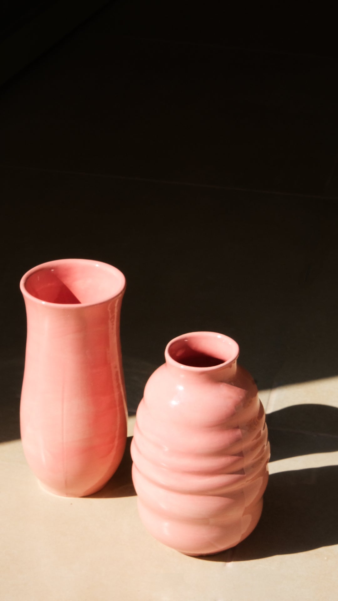 El yapımı stoneware bombeli vazo, pembe