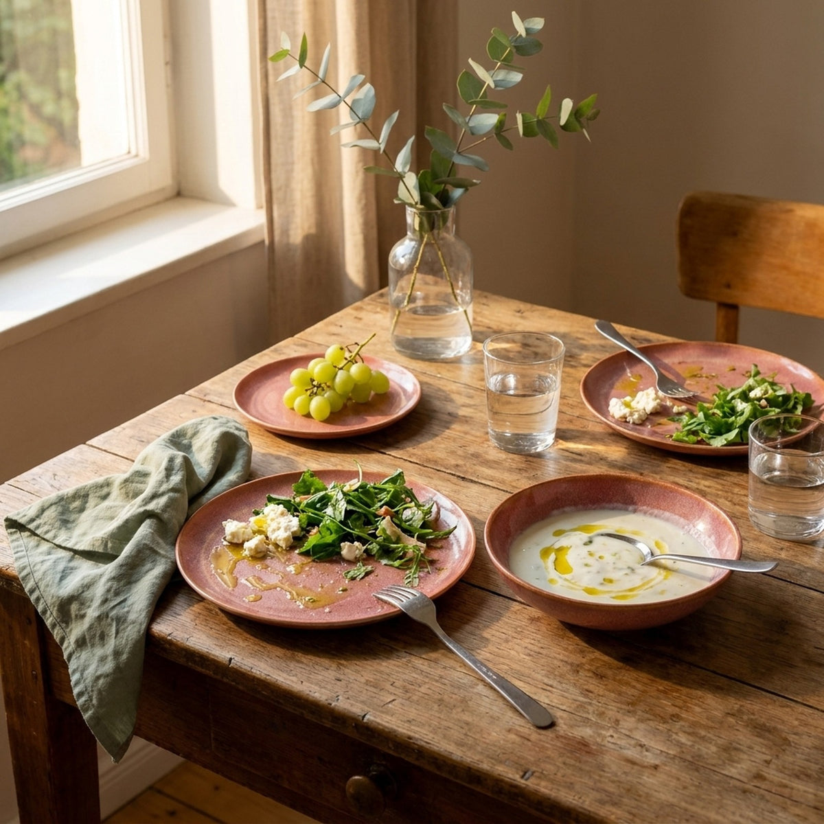 Gonca Pembe stoneware yemek takımıyla iki kişilik sofra, yemek ortasında