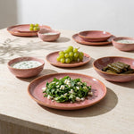 6 kişilik Gonca Pembe stoneware yemek takımıyla kurulmuş, yemekli sofra renk:Gonca Pembe