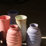 El yapımı stoneware bombeli vazo, pembe
