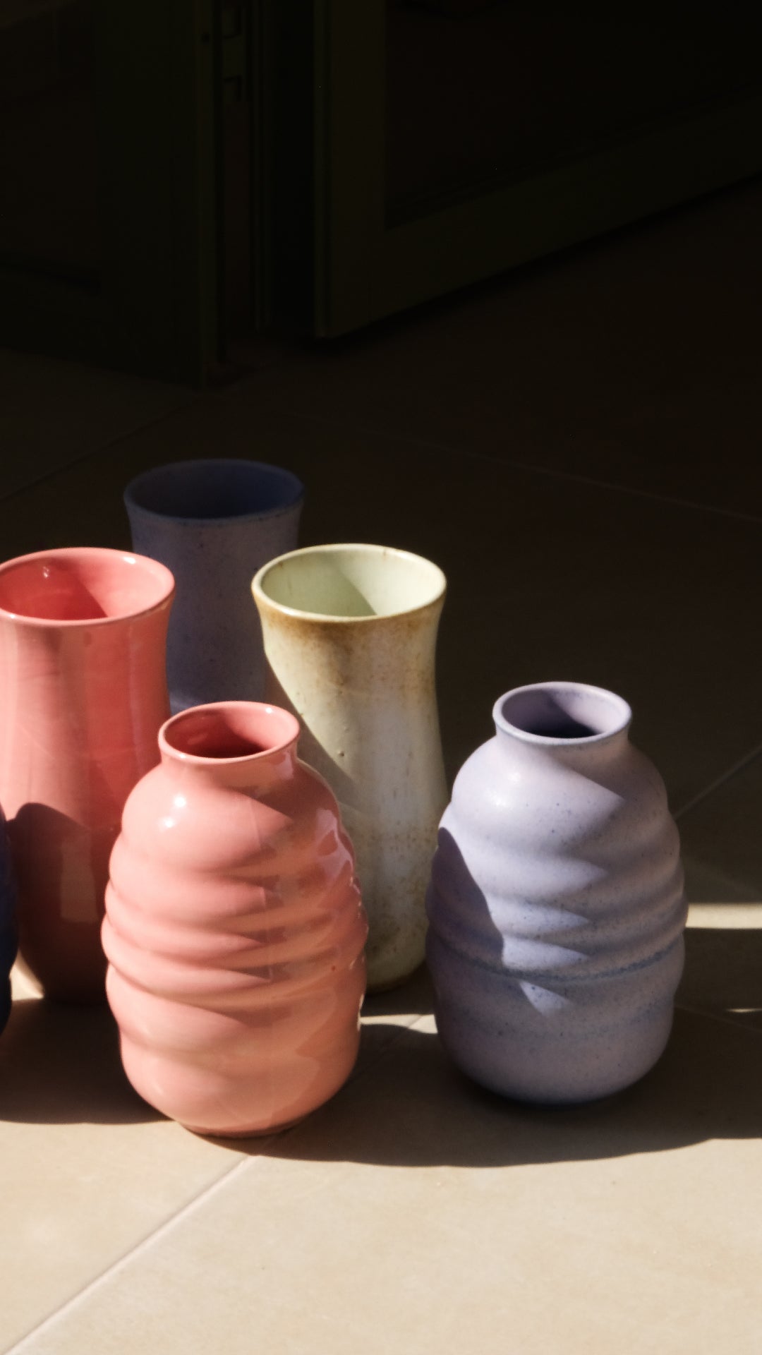 El yapımı stoneware bombeli vazo, pembe