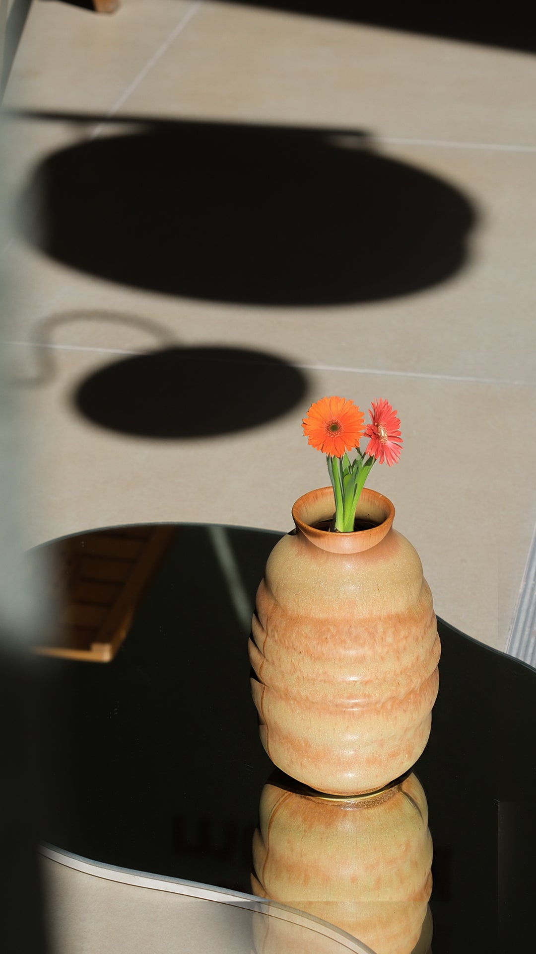 El yapımı stoneware bombeli vazo, kahve