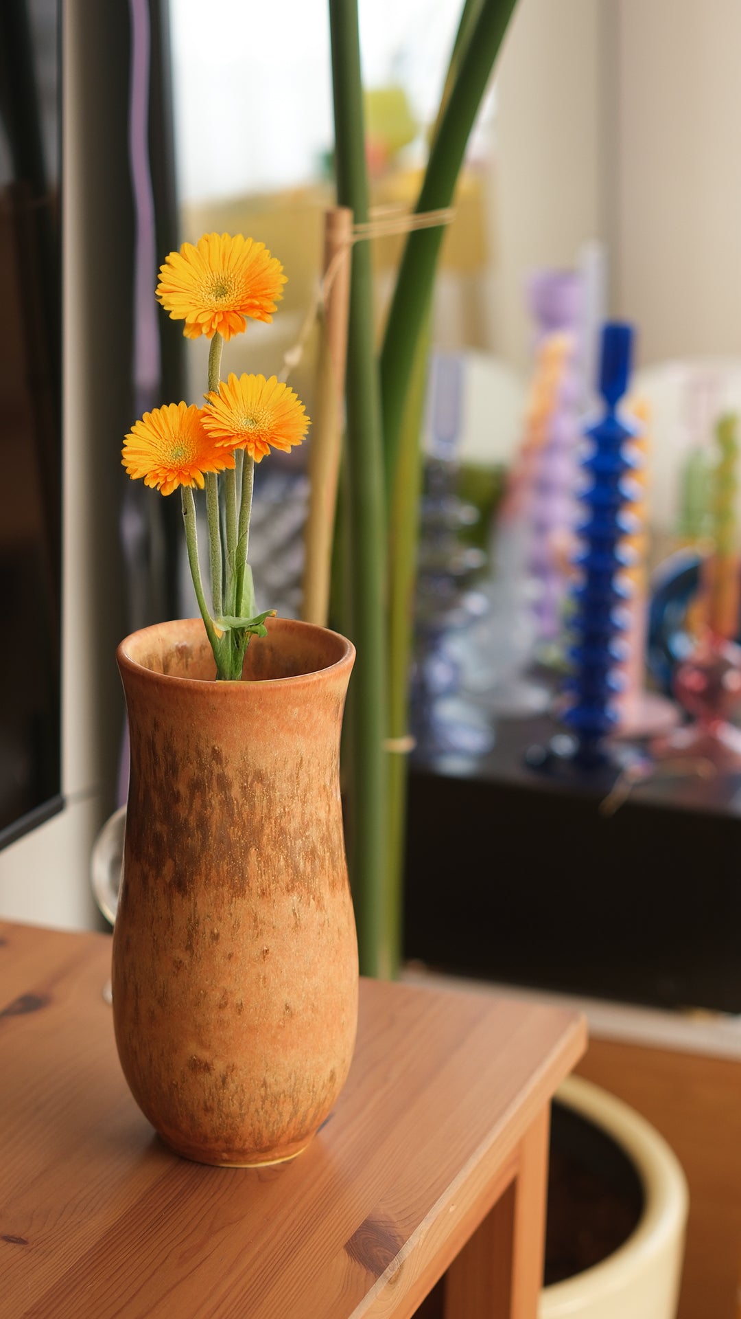 El yapımı stoneware sütun vazo, kahve