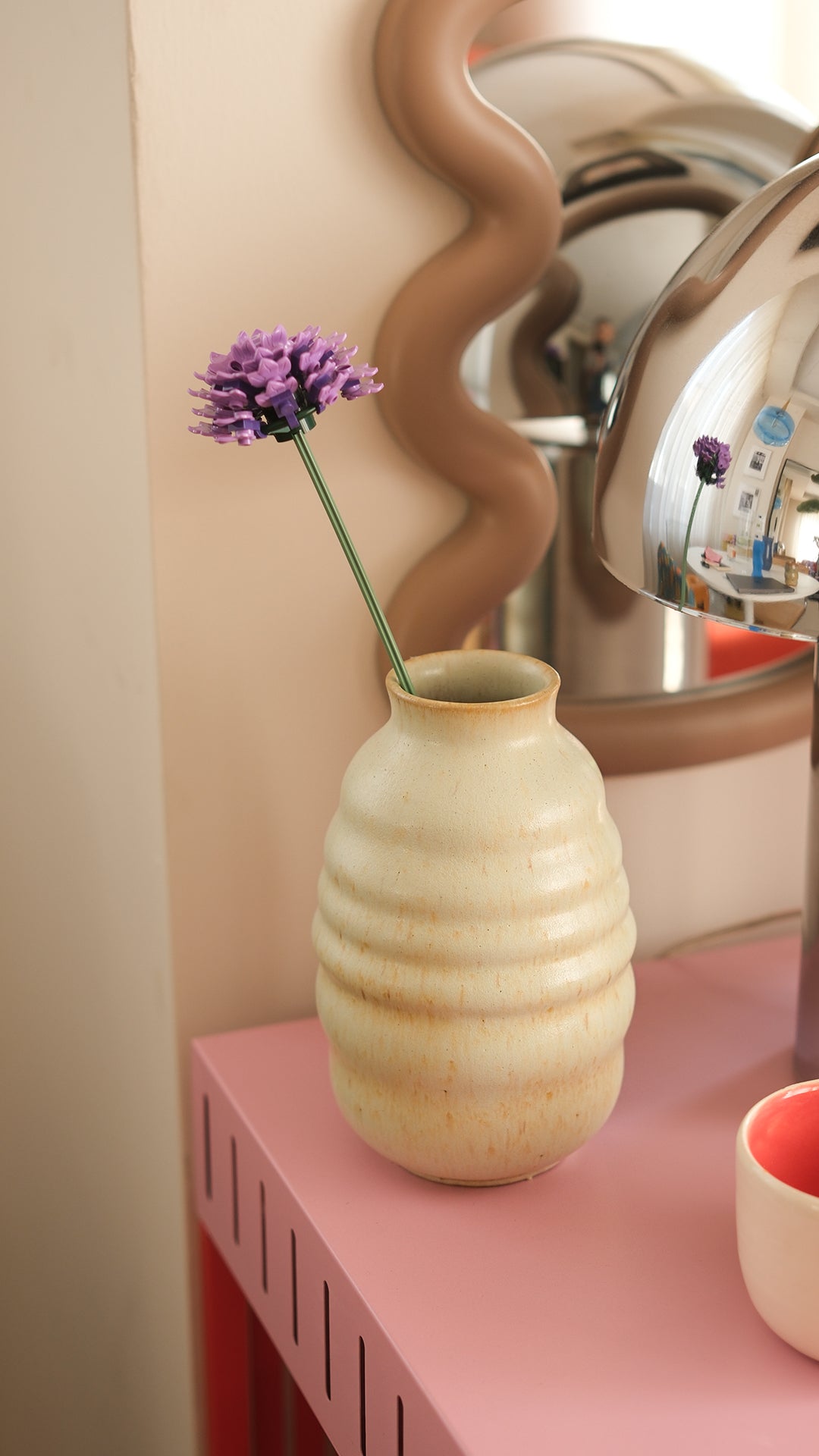 El yapımı stoneware bombeli vazo, krem
