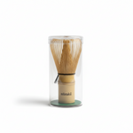 Matcha bambu whisk, ambalajıyla stüdyo çekimi