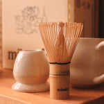 El yapımı stoneware kupanın içinde duran matcha bambu whisk