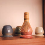 Rafta bambu whisk ile stoneware bardak ve kupalar