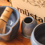 Stoneware matcha kasesinin içinde bambu whisk