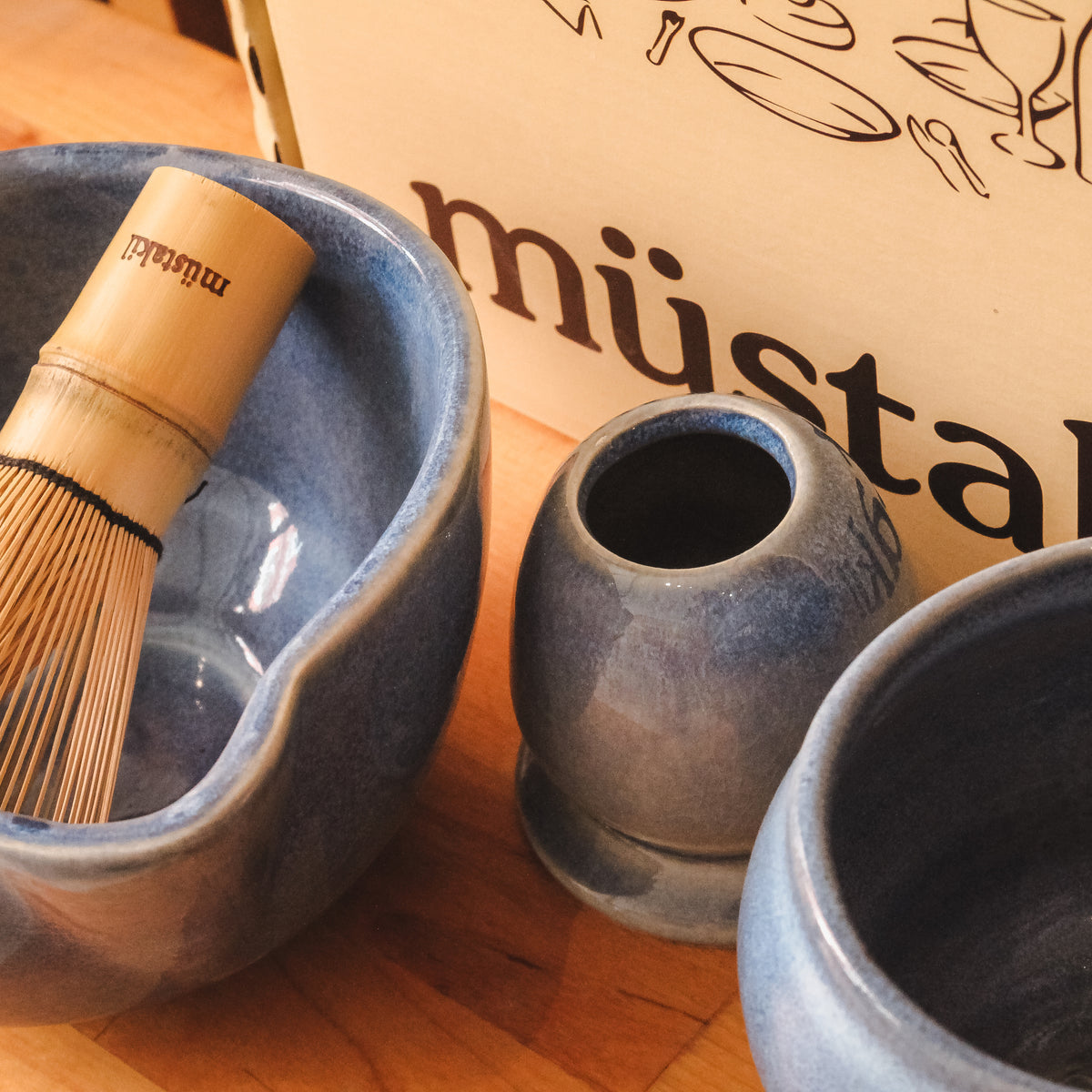 Stoneware matcha kasesinin içinde bambu whisk