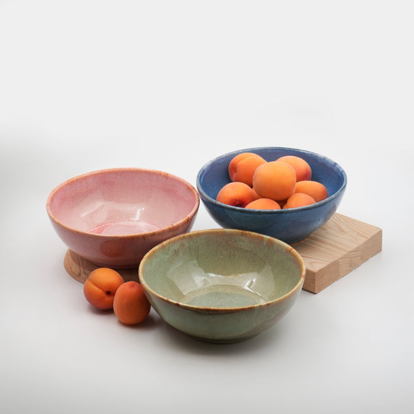 Üç stoneware bowl, içlerinde kayısı, ahşap tabla üzerinde