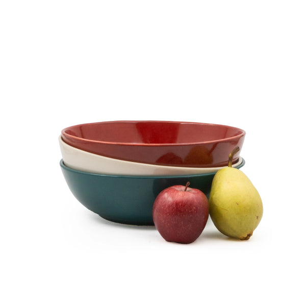 Akşam Üçlüsü yayvan bowl seti — Dem Kırmızı, İnci Beyaz, Firuze Petrol Yeşili üst üste yığılı, el yapımı stoneware
