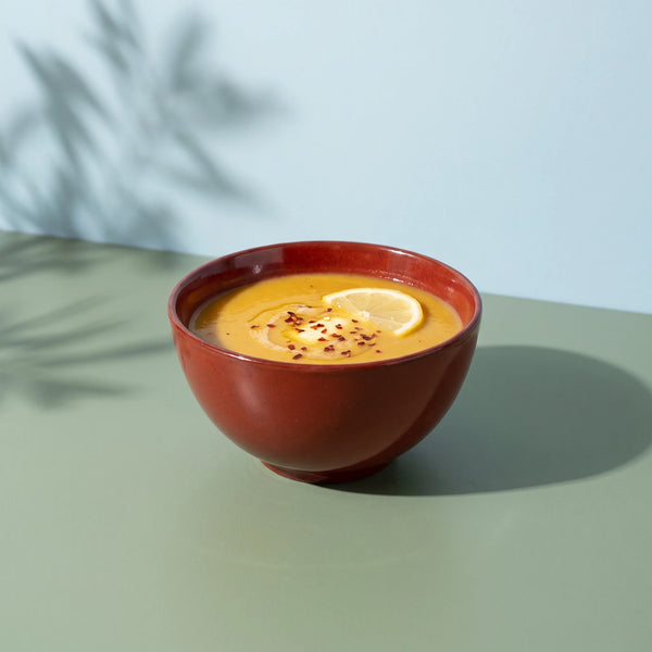 Dem Kırmızı stoneware çorba kasesinde mercimek çorbası, limon ve pul biberle renk:Dem Kırmızı