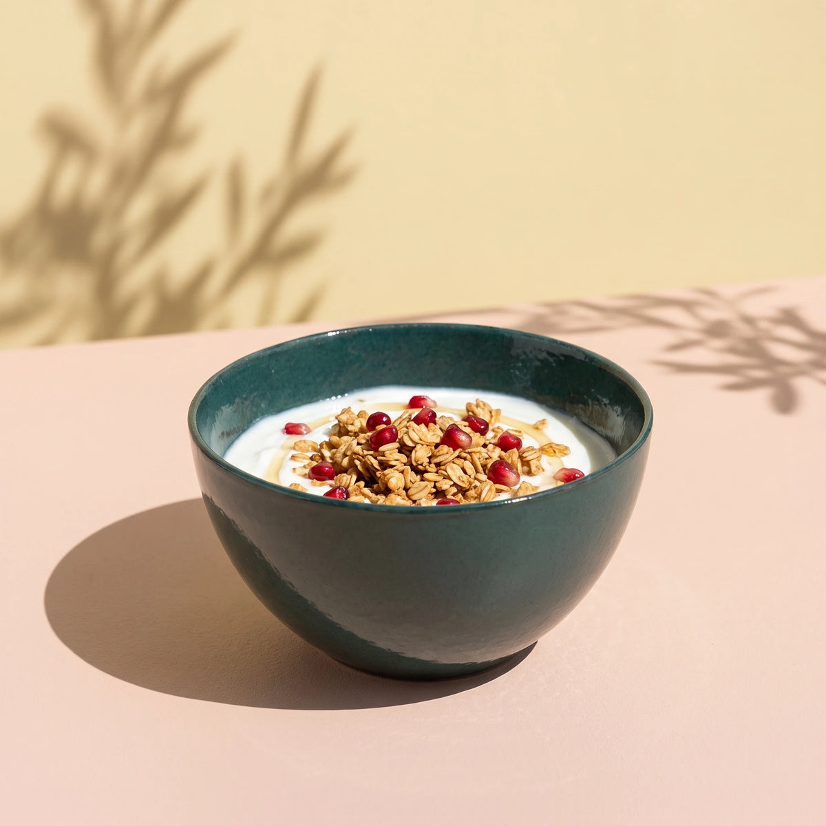 Firuze Petrol Yeşili stoneware çorba kasesinde süzme yoğurt, granola ve nar renk:Firuze Petrol Yeşili