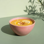 Gonca Pembe stoneware çorba kasesinde mercimek çorbası, limon ve pul biberle renk:Gonca Pembe