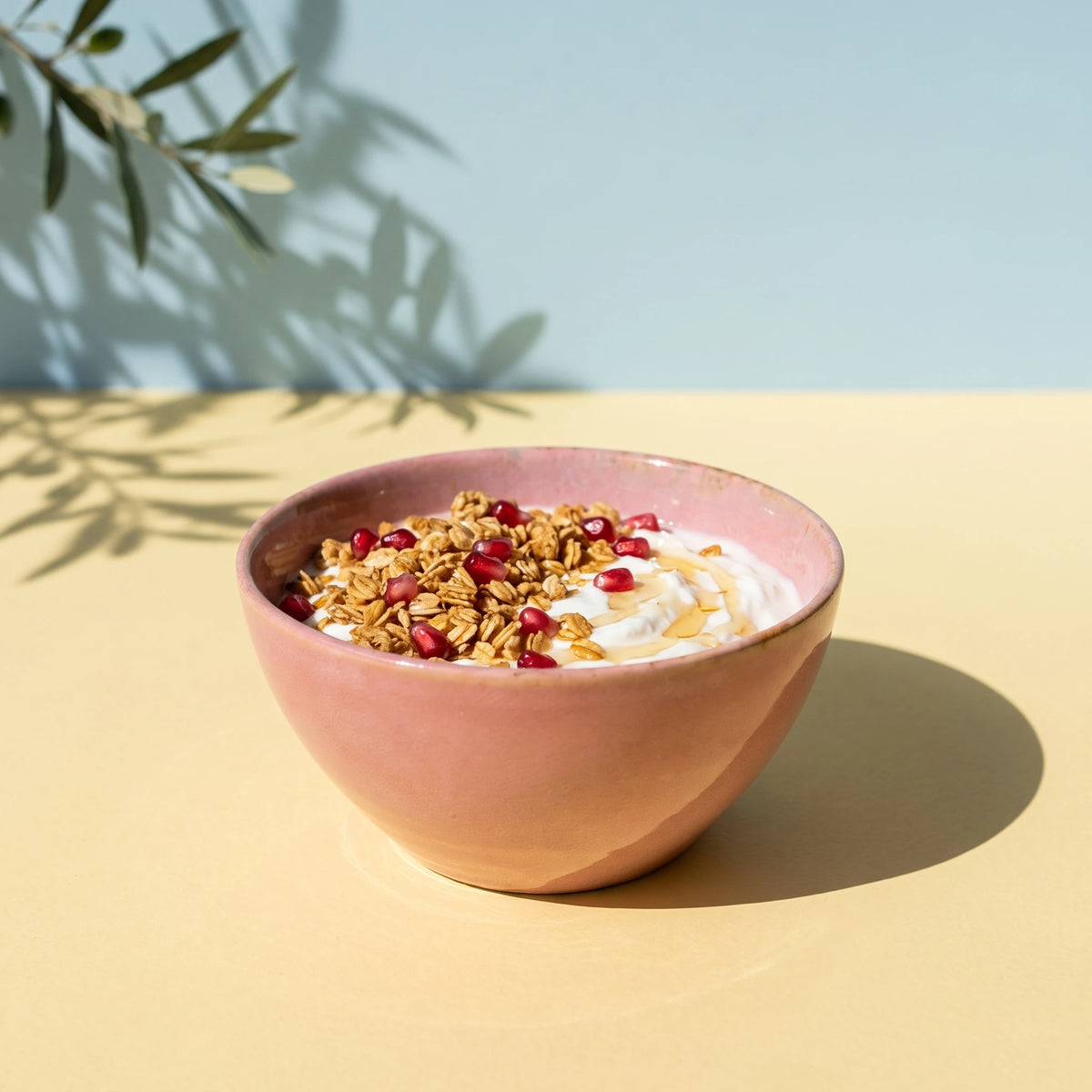 Gonca Pembe stoneware çorba kasesinde süzme yoğurt, granola ve nar