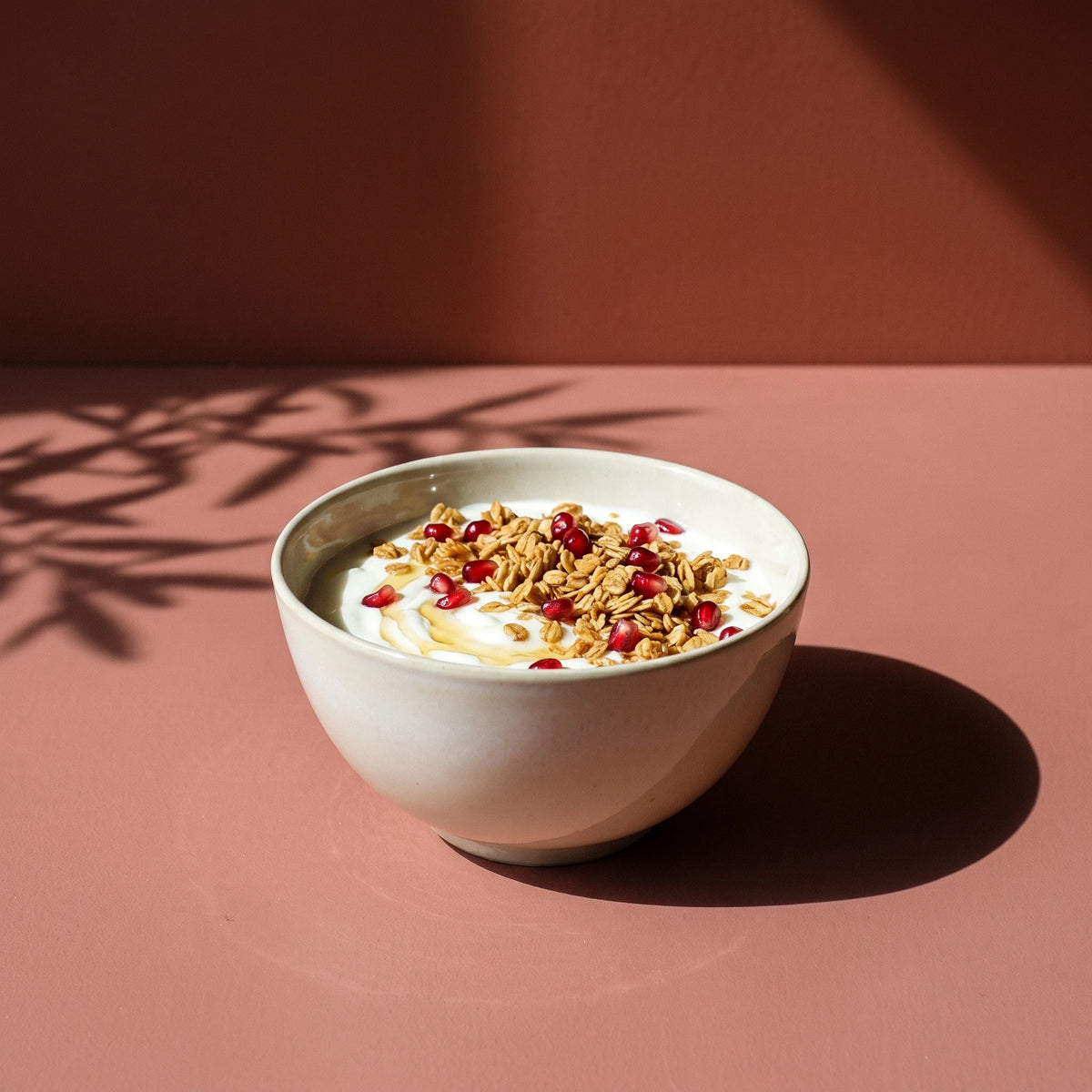 İnci Beyaz stoneware çorba kasesinde süzme yoğurt, granola ve nar