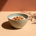 Müdavim Yeşil stoneware çorba kasesinde süzme yoğurt, granola ve nar renk:Müdavim Yeşil
