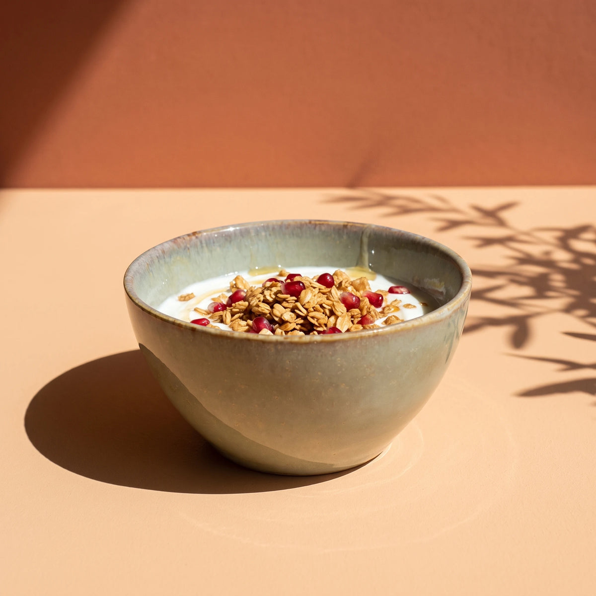 Müdavim Yeşil stoneware çorba kasesinde süzme yoğurt, granola ve nar