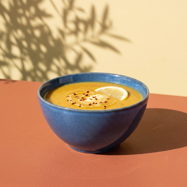 Sayfi Mavi stoneware çorba kasesinde mercimek çorbası, limon ve pul biberle renk:Sayfi Mavi