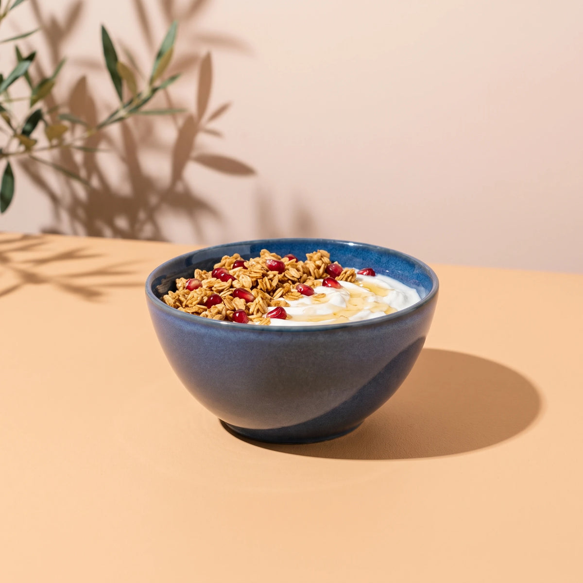 Sayfi Mavi stoneware çorba kasesinde süzme yoğurt, granola ve nar