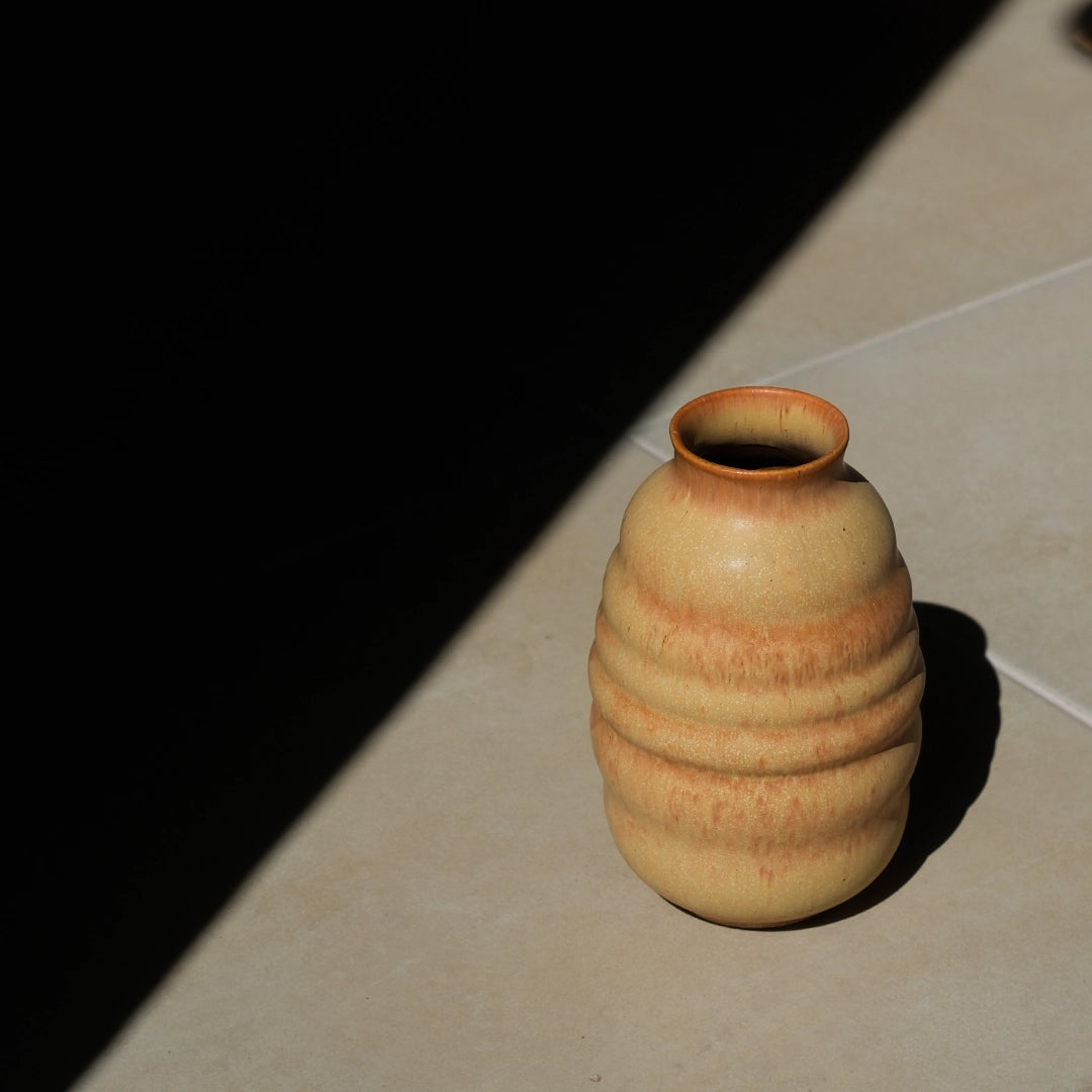 El yapımı stoneware bombeli vazo, kahve