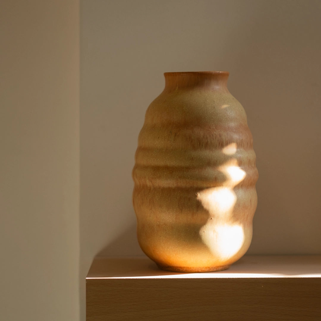 El yapımı stoneware bombeli vazo, kahve
