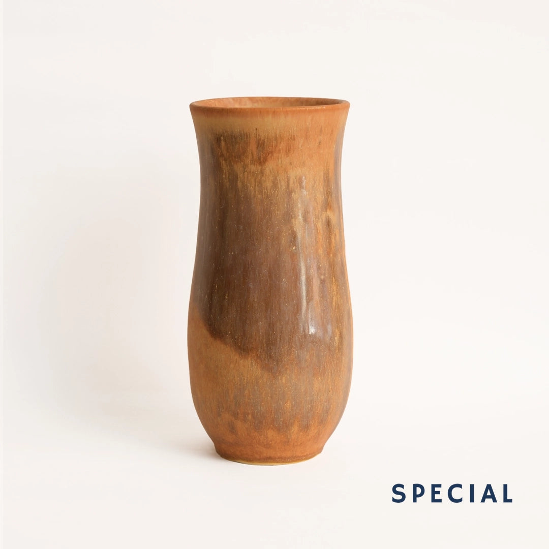 El yapımı stoneware sütun vazo, kahve — stüdyo çekimi