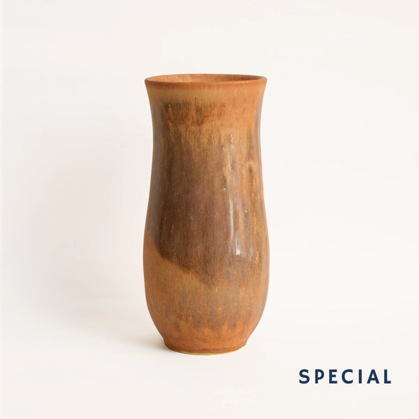 El yapımı stoneware sütun vazo, kahve — stüdyo çekimi