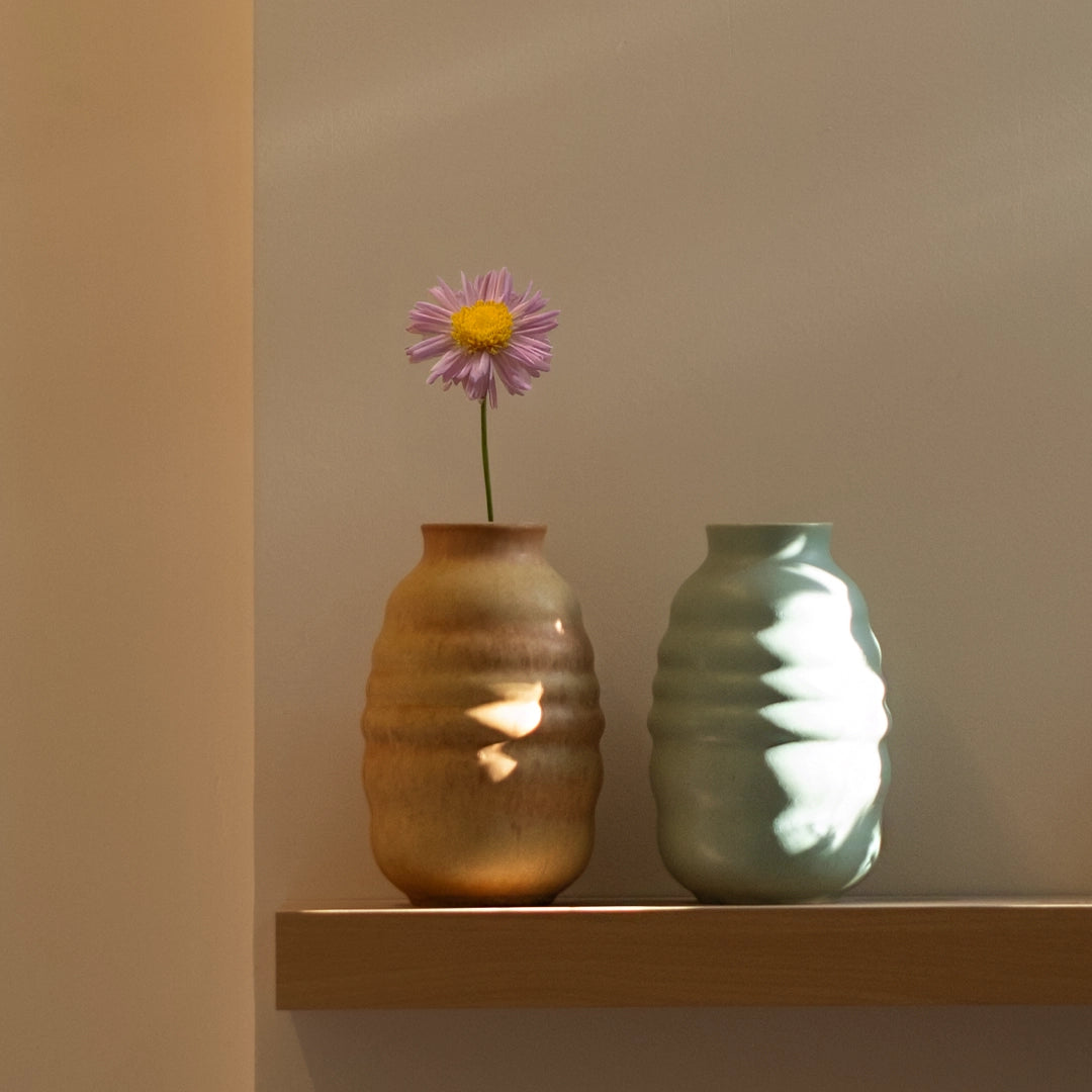 El yapımı stoneware bombeli vazo, kahve