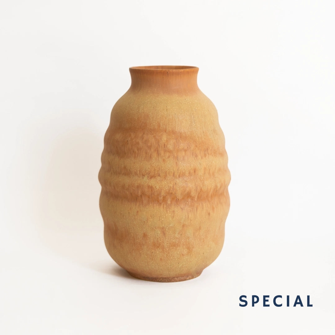 El yapımı stoneware bombeli vazo, kahve — stüdyo çekimi
