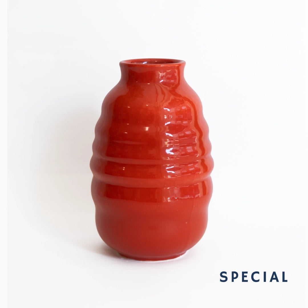El yapımı stoneware bombeli vazo, mercan — stüdyo çekimi