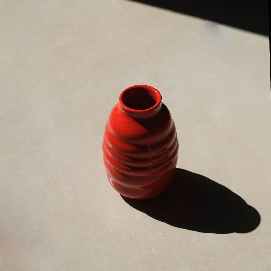 El yapımı stoneware bombeli vazo, mercan