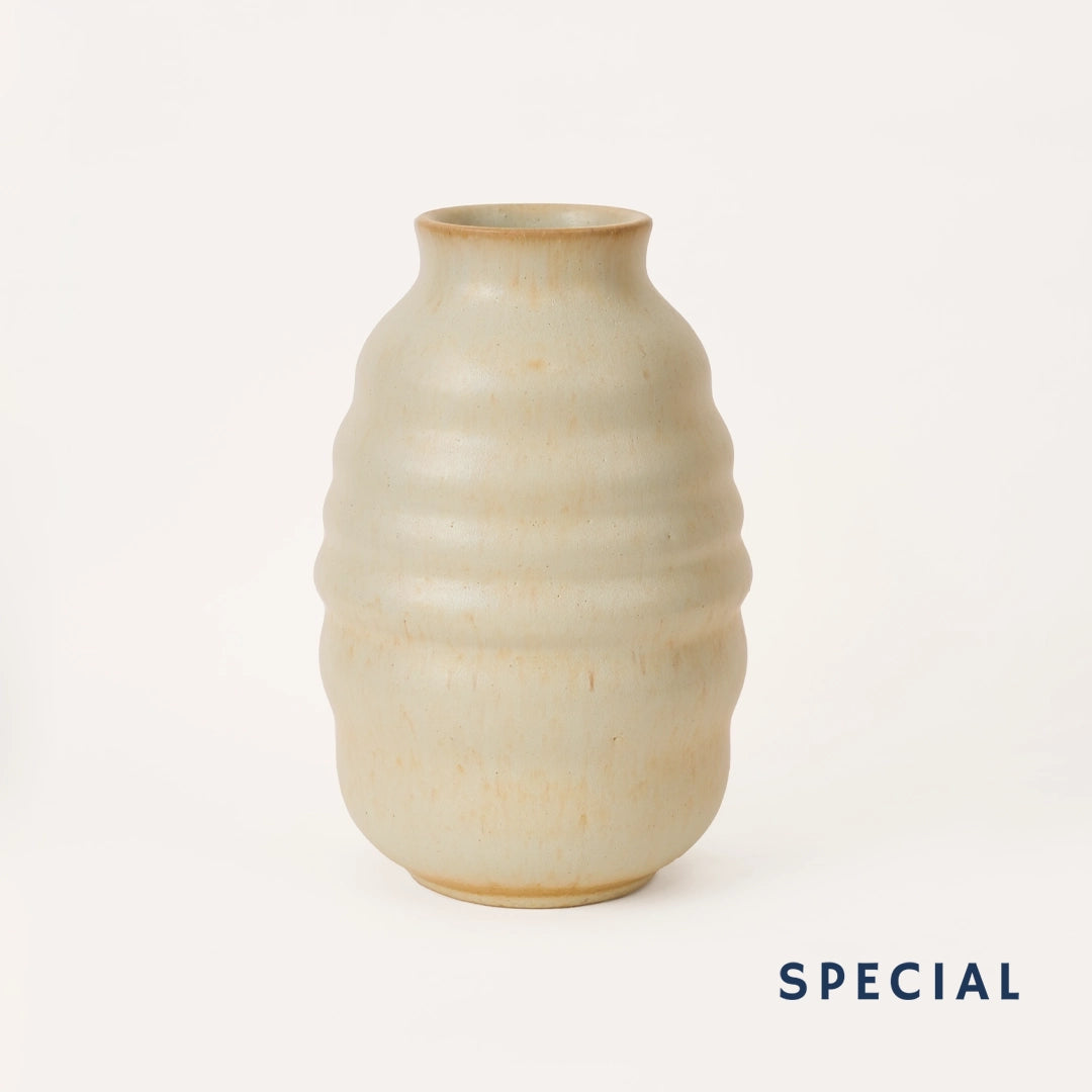 El yapımı stoneware bombeli vazo, krem — stüdyo çekimi