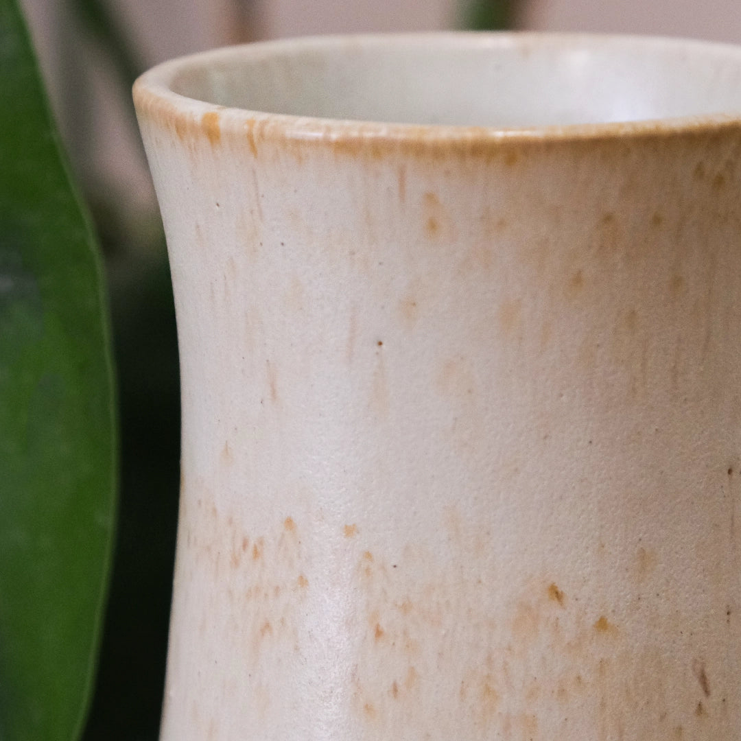 El yapımı stoneware sütun vazo, krem