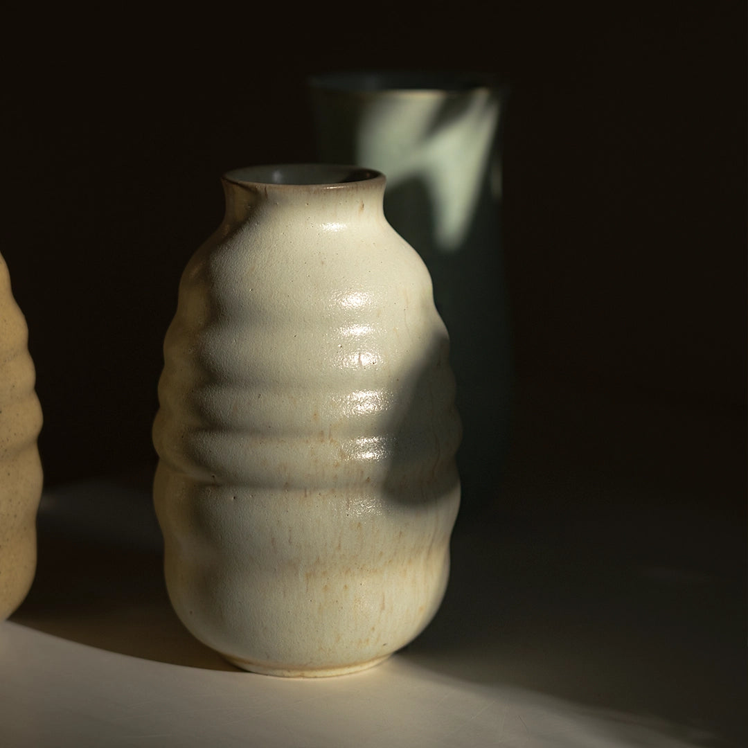 El yapımı stoneware bombeli vazo, krem