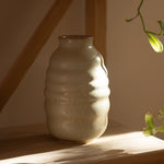 El yapımı stoneware bombeli vazo, krem