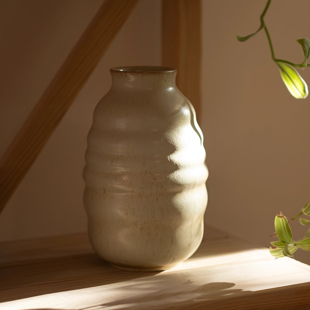 El yapımı stoneware bombeli vazo, krem