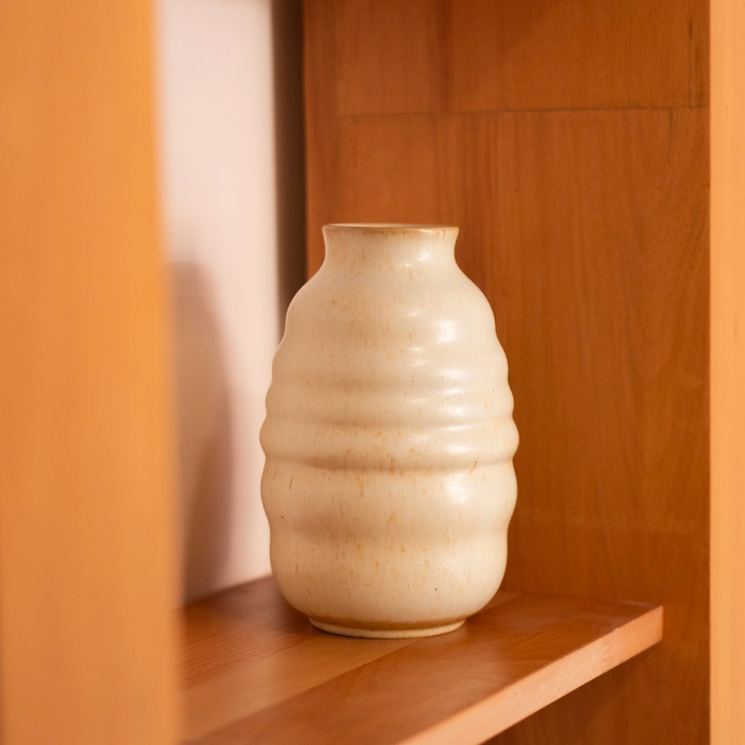 El yapımı stoneware bombeli vazo, krem