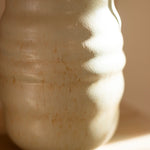 El yapımı stoneware bombeli vazo, krem